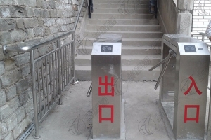 室外?三輥閘下雨天怎么做防護(hù)？創(chuàng)新通西安三輥閘廠(chǎng)家為您詳細(xì)介紹